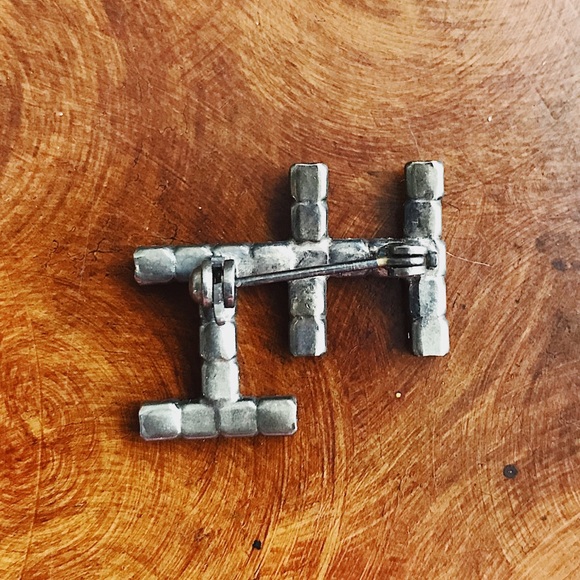 Vintage “HI” Rhinestone Brooch - Picture 8 of 8